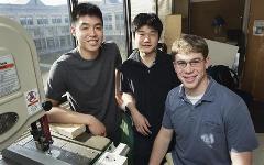 Молодые изобретатели из Дархема, разработавшие модель электрогитары для инвалидов. Фото ASSOCIATED PRESS 
