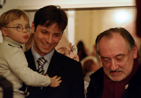 Богдан Ступка и Петя Василенко с папой Андреем. Фото Александры Дорошенко